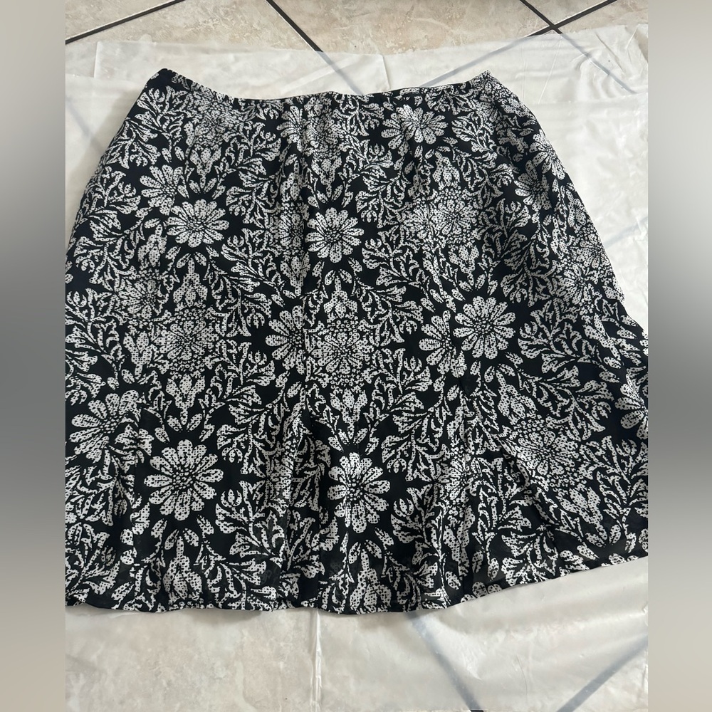 Black and gray pattern women’s skirt